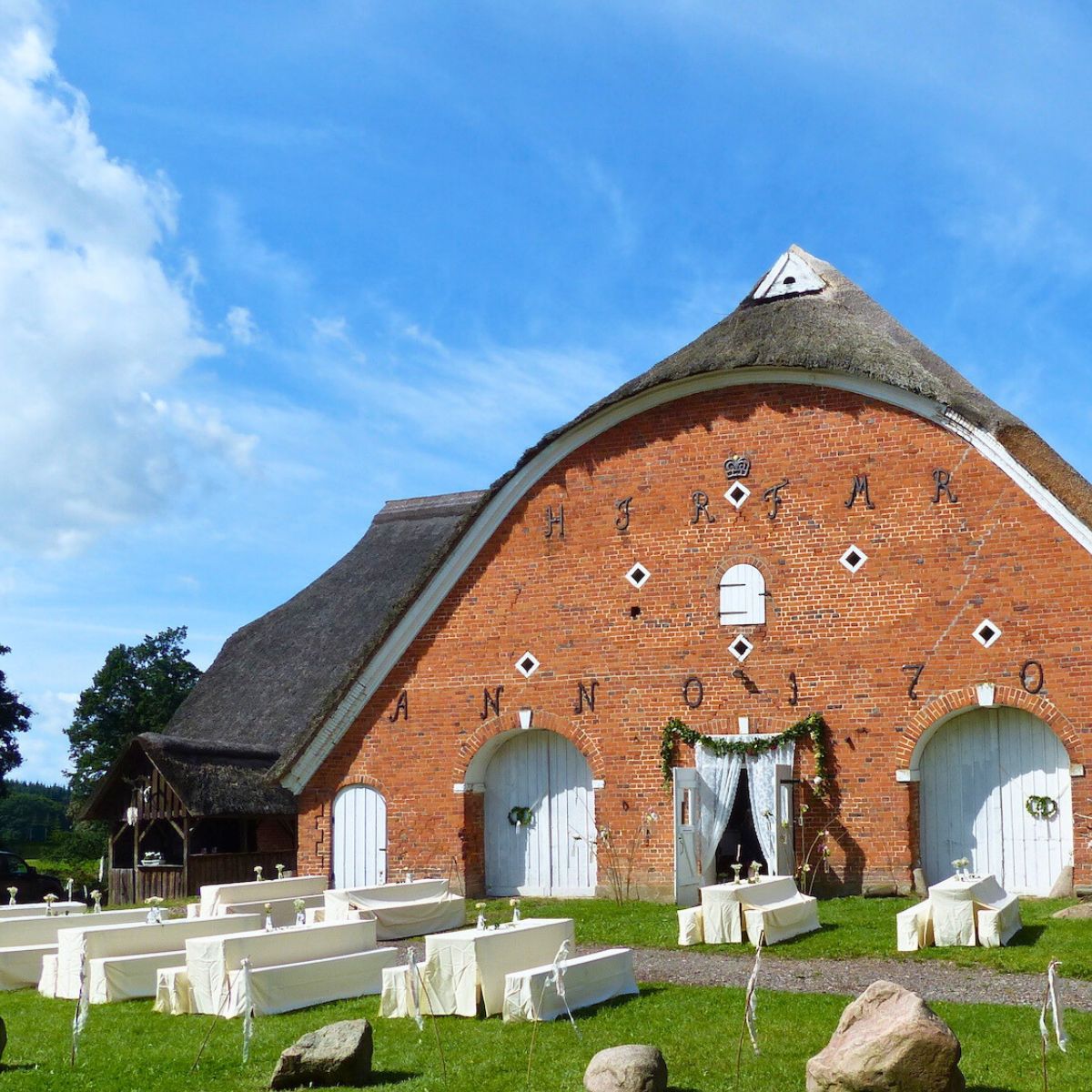 Hochzeitslocation Gut Bossee zwischen Kiel und Rendsburg – freie Trauung im Apfelgarten oder Feier mit Landgut-Atmosphäre im Naturpark Westensee.