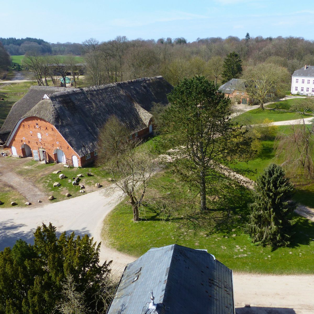 Öffentliche Veranstaltungen Gut Bossee im Naturpark Westensee – Hofgelände mit Weihnachtsmarkt, Hofladen und Zugang zum Ruhewald Bossee.
